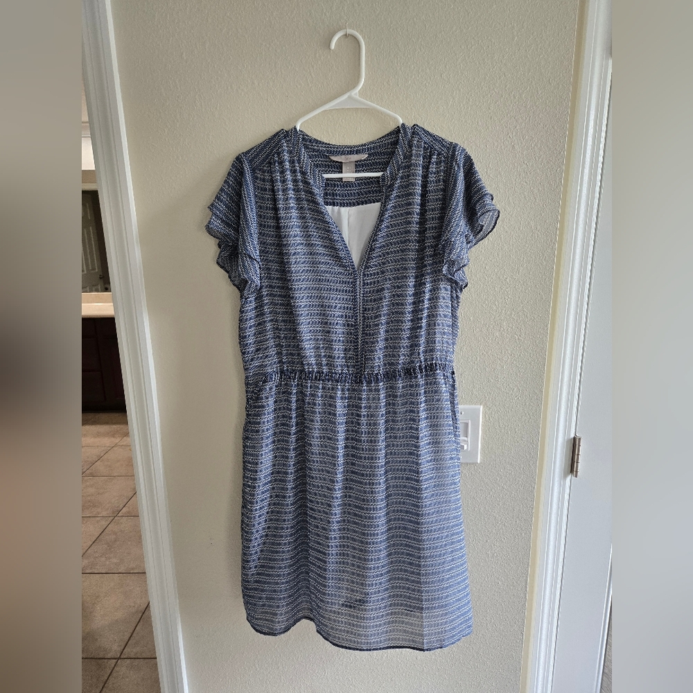 H&M Blue and White Patterned Women's Dress EUC